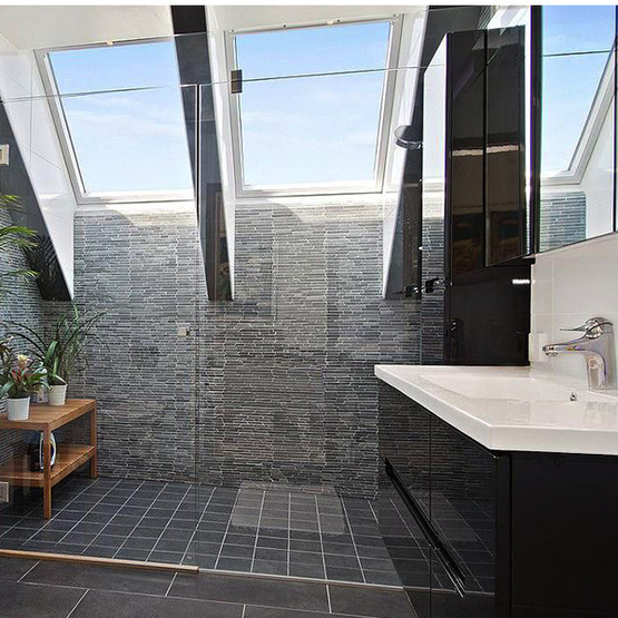 Badrum med ny Natursten i Kungsholmen i Järfälla, Stockholm | Byggentreprenad och Plattsättning från Stockholm